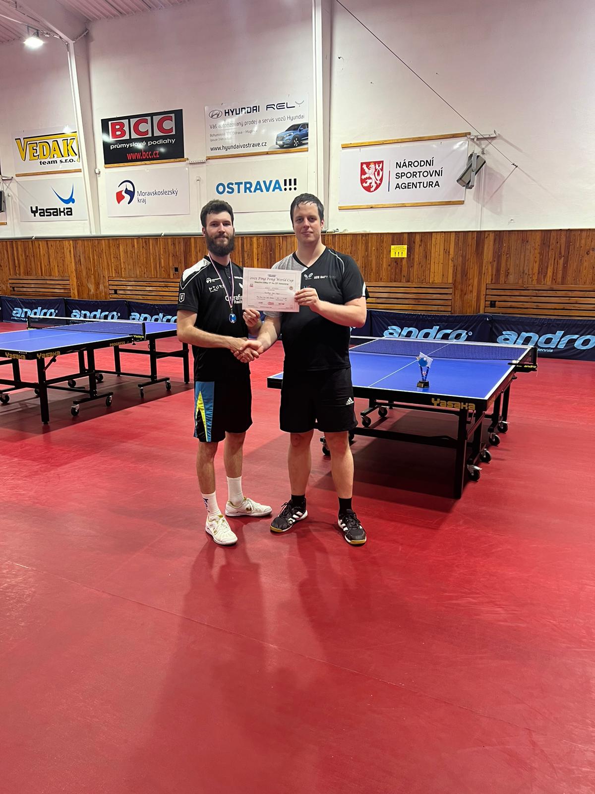 Adam Vitásek předání certifikátu do Mexika